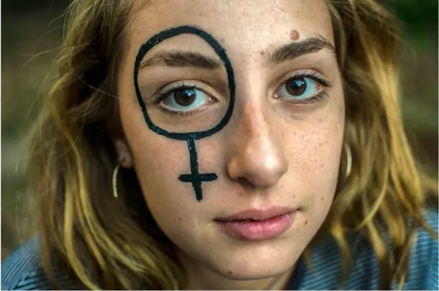 అర్జెంటీనా మహిళల ప్రదర్శనలో ఒక యువతి