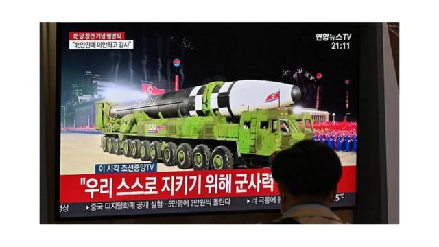 Misil de Corea del Norte desplegado durante un desfile en octubre de 2020