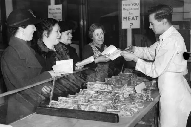 1940లో లండన్లోని ఒక దుకాణంలో రేషన్ కూపన్లు తీసుకుని మాంసం విక్రయిస్తున్న దృశ్యం