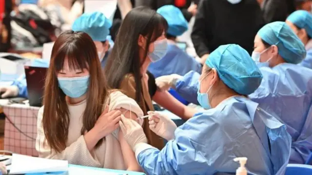 চীন থেকে পাওয়া সিনোফার্ম টিকার বদৌলতে মঙ্গোলিয়া টিকা কর্মসূচিতে অসামান্য সাফল্য দেখিয়েছে। ৫০ শতাংশ মানুষ সেদেশে টিকা নিয়ে ফেলেছে। কিন্তু তারপরও সম্প্রতি সেদেশে সংক্রমণ এবং মৃত্যুর হার বাড়ছে