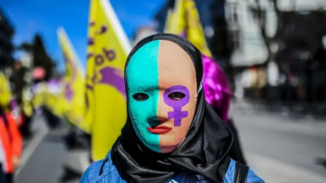 Dünya Kadınlar Günü için Mart 2017'de İstanbul Bakırköy'de toplanan kadın örgütleri 'eşitlik' için yürüdü.