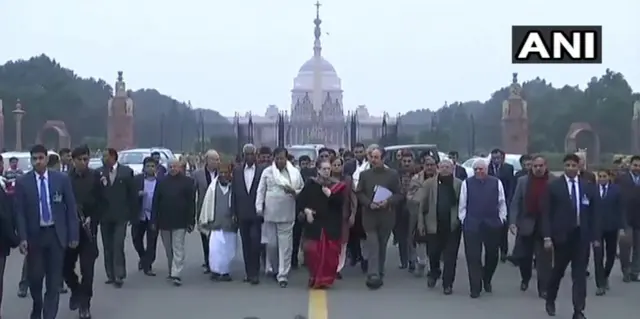 सोनिया गांधी अन्य नेत्यांसह