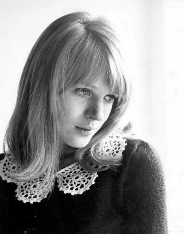 С такой ангелоподобной внешностью и ангельским голосом Марианна Фейтфулл появилась на британской рок-сцене в 1964 году