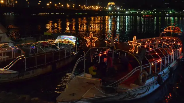 "Personne ne va venir t'embêter ici sur le Nil. Tu peux parler librement, boire ce que tu veux !", a déclaré Mahmoud, un journaliste égyptien.