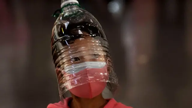 Девочка в "защитной маске"