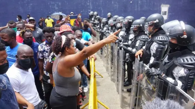 Migrantes na frente da políciajogos de aposta copa do mundoTapachula