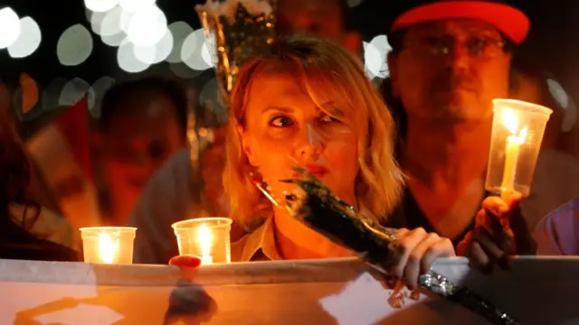 روس يحيون ذكرى عام على تحطم الطائرة