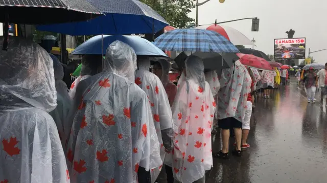 Канадцы под дождем в день 150-летия страны 1 июля 2017 года