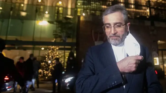 كبير المفاوضين النوويين الإيرانيين علي باقري كني للصحافة أمام قصر كوبورغ، مكان اجتماع خطة العمل الشاملة المشتركة التي تهدف إلى إحياء الاتفاق النووي الإيراني، في فيينا في 27 ديسمبر 2021.