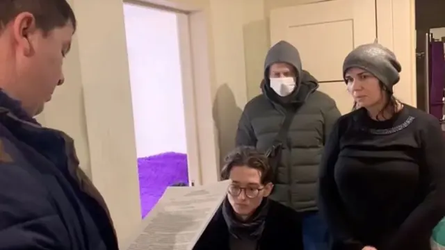 Službenici FSB-a sa Kevinom i njegovom majkom