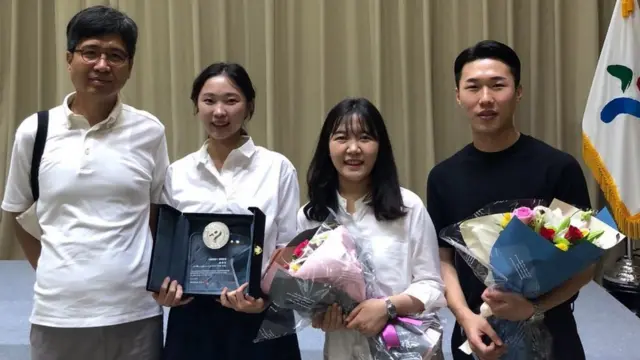 Professor Lee Muyeol membantu kampanye yang dilakukan ketiga mahasiswanya: Choi Jinhong, Kim Soyoung dan Woo Jaeha.