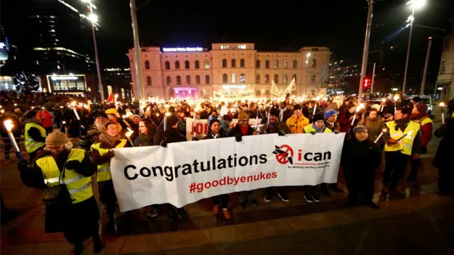 在奥斯陆人们参加一场庆祝Ican获奖的集会。