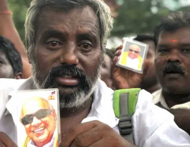 కరుణానిధి కోసం విలపిస్తున్న పార్టీ కార్యకర్తలు