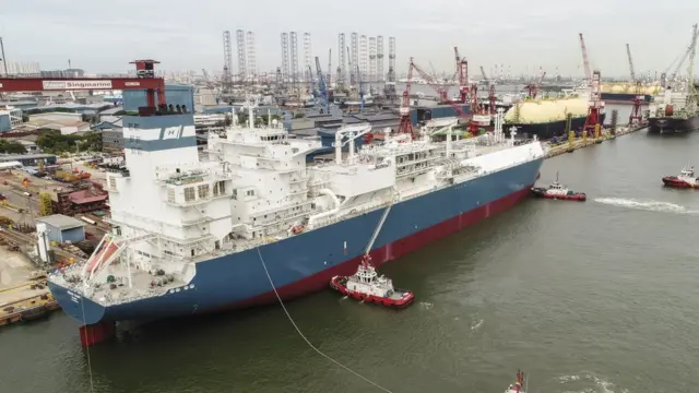 তরলীকৃত গ্যাস জাহাজে তোলা হচ্ছে।