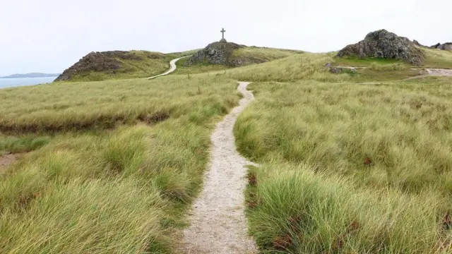 صليب ضخم فوق ربوة صغيرة بالطرف الشمالي الغربي لجزيرة لاندوين