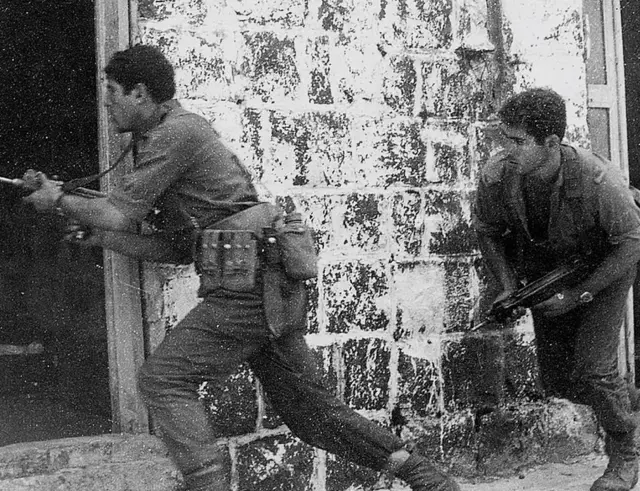 એક સૈન્ય કવાયત સમયે બેન્જામિન નેતન્યાહુ (જમણે)