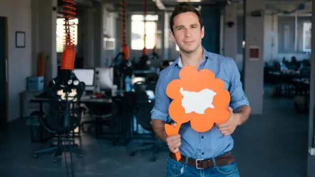 Hristo Boyadzhiev posa para foto de dentro de escritório