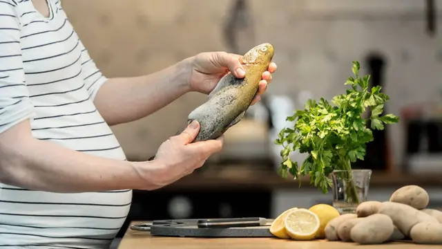 Embarazada cocinando.