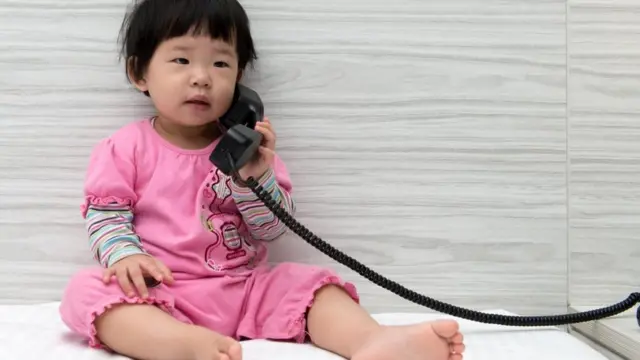 Niña hablando por teléfono.