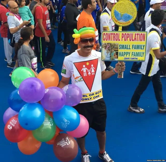 लोकसंख्या वाढ रोखण्याचा संदेश देणारा धावपटू