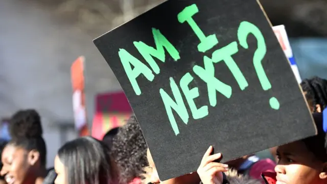 वाशिंगटन में बंदूक विरोधी प्रदर्शनकारी