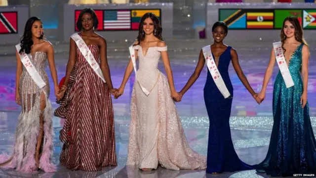 मिस वर्ल्ड 2018 के अंतिम पांच में पहुंची प्रतिभागी, मिस थाईलैंड निकोलीन पिचापा लिमनकन, मिस यूगांडा क्विन अब्नेक्यो, मिस मैक्सिको वेनेसा पोंसे डि लियोन, मिस जमैका कदिजा रोबिनसन और मिस बेलारूस मारिया वसिलविच (बाएं से दाएं)