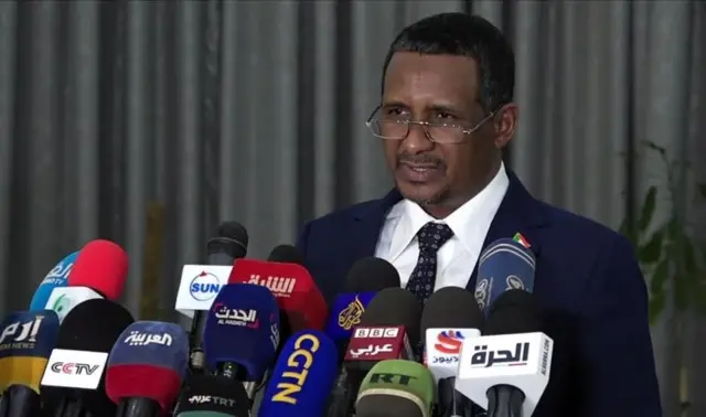 محمد حمدان دقلو خلال مؤتمره الصحفي في الخرطوم