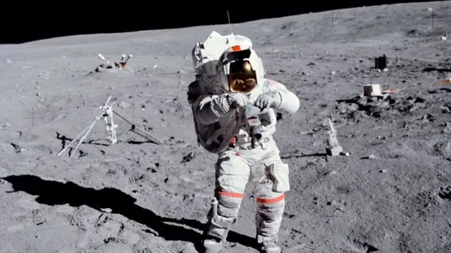 Астронавт Джон В. Янг на Місяці