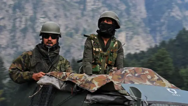 লাদাখ সীমান্তে ভারত ব্যাপক সৈন্য এবং সামরিক রসদ জড় করেছে।