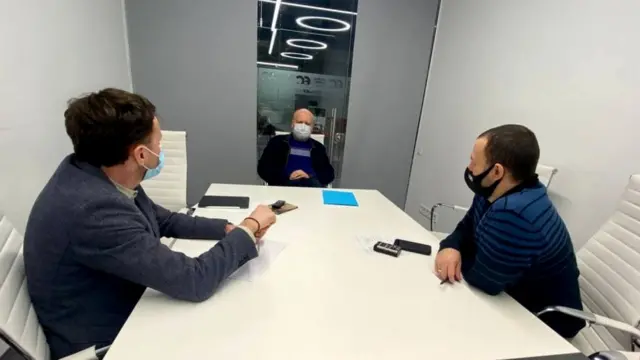 Турчинов і журналісти BBC News Святослав Хоменко і В'ячеслав Шрамович