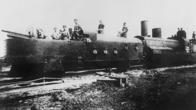 Tentara Merah menaiki kereta bersenjata menuju Siberia pada 1918.