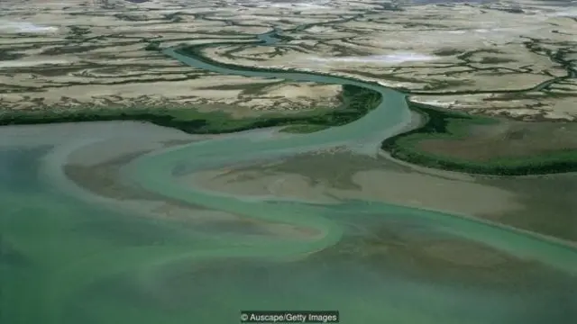 Orang-orang Yanyuwa secara tradisional mencari ikan di perairan sekitar kelompok pulau Sir Edward Pellew di Australia.