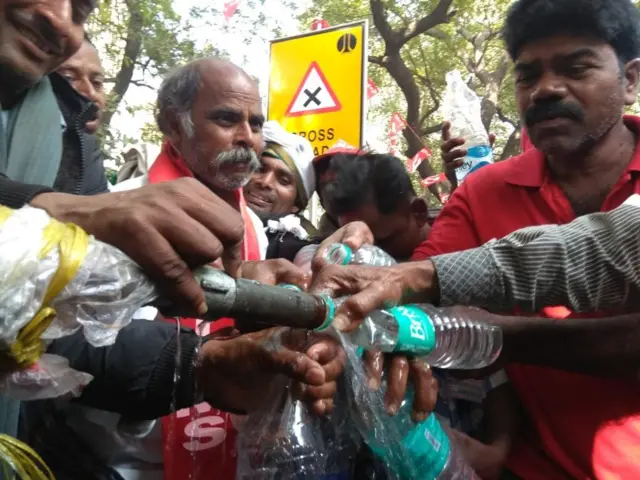 டெல்லி விவசாயிகள் பேரணியில் குடிநீருக்காக ஒரு போராட்டம்.