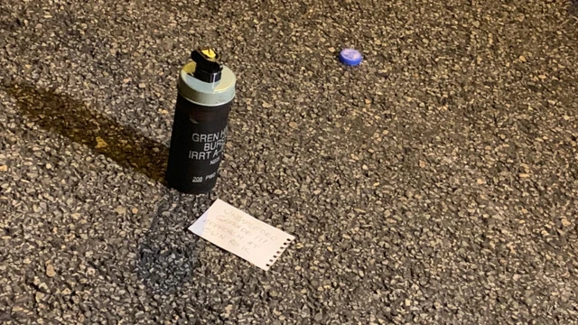 地上留下一个疑似未爆的催泪弹。