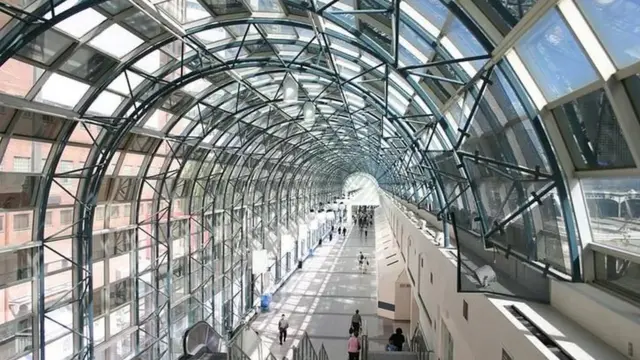 Le célèbre réseau de tunnels et de passages couverts qui traverse le centre-ville de Toronto rend les hivers froids de la ville supportables.