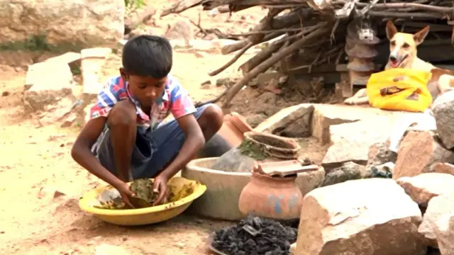 పేడ పిసుకుతున్న జోగిని పిల్లాడు