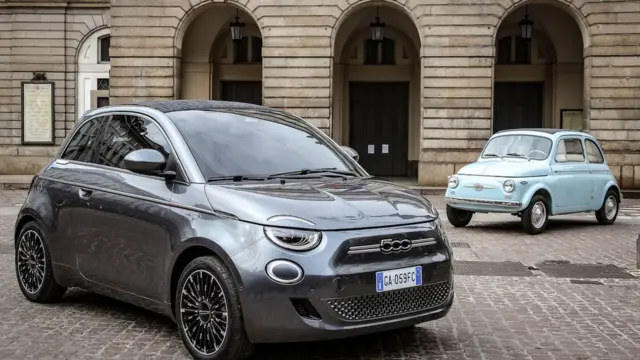 اولین مدل ۵۰۰ در سال ۱۹۵۷ به بازار عرضه شد