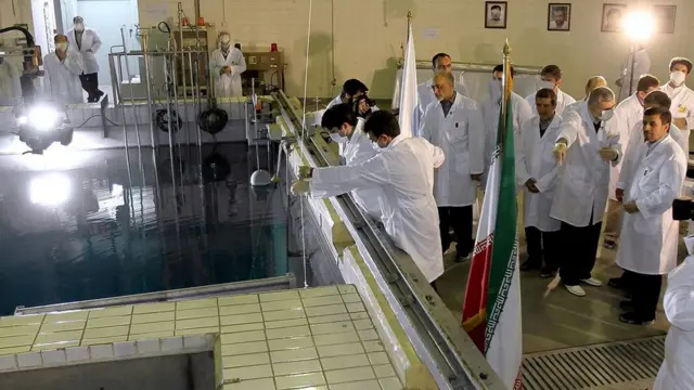 بازدید رئیس جمهوری وقت از تاسیسات هسته‌ای تهران سال ٢٠١٢