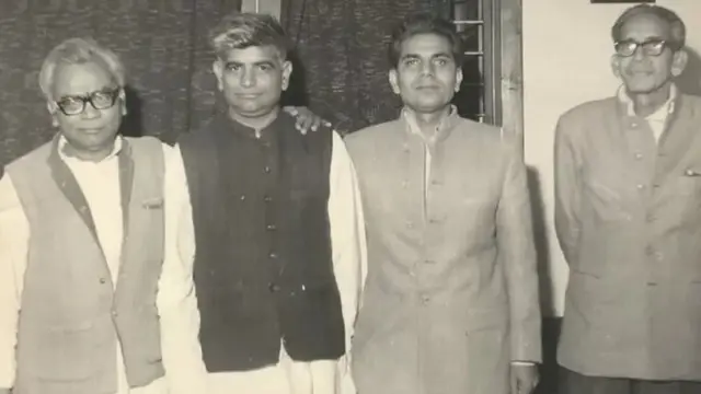 राममनोहर लोहिया सबैभन्दा बायाँतर्फ