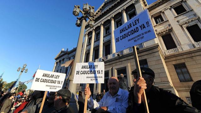 Protesta contra la Ley de Caducidad en Uruguay