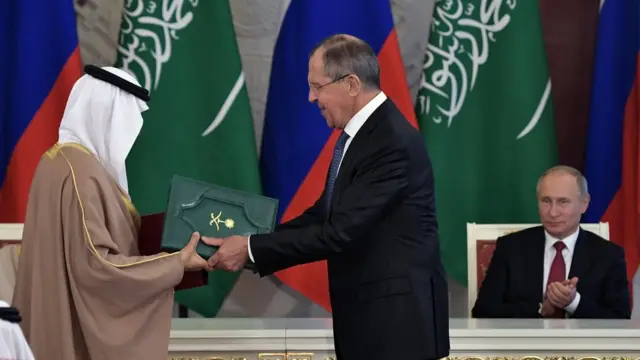 Suudi Arabistan Enerji, Endüstri ve Maden Kaynakları Bakanı Halid El-Falih ile Rusya Dışişleri Bakanı Sergey Lavrov imzaladıkları metinleri birbirlerine verirken Rusya Devlet Başkanı Vladimir Putin ikiliyi alkışladı