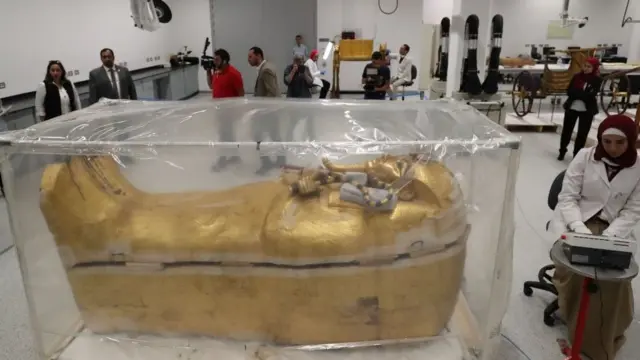 التابوت المذهب الخارجي للملك الشاب توت عنخ آمون