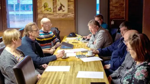 Miembros de la Asociación Pesimista de Poulanka se reunen