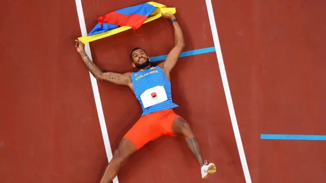 Zambrano en el suelo con la medalla de Colombia tras completar la carrera.