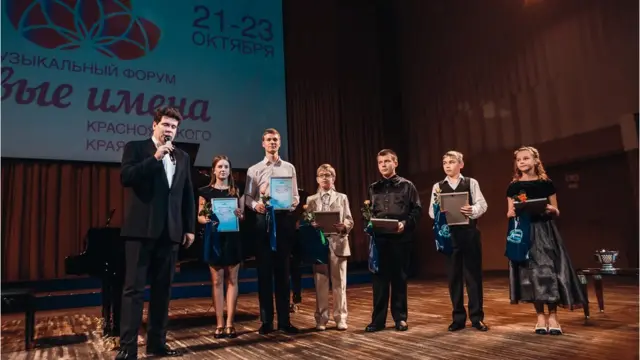 Денис вручает дипломы выпускникам Новых Имен