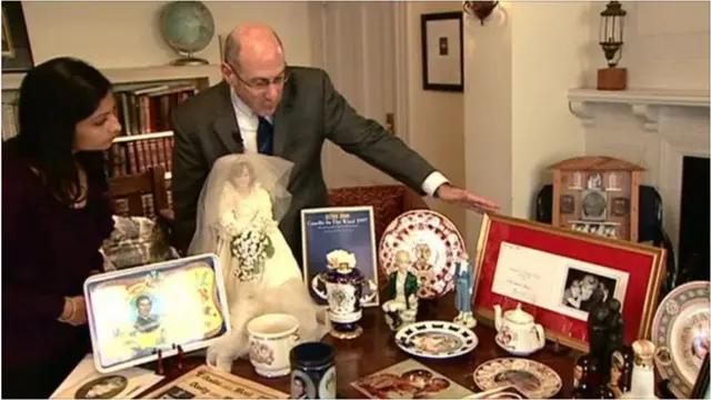 一位来自波士顿的英王室拥戴者展示他收藏的皇家纪念品。