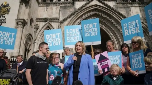 هايدي أمام المحكمة مع منظمة "دونت سكرين أس آوت"