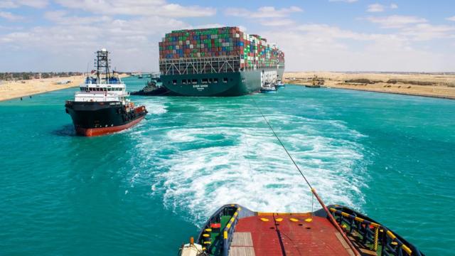 Enormes quantidades de barro, lama e areia precisaram ser removidas para que o Ever Given flutuasse novamente, depois de ficar encalhado por seis dias no Canal de Suez