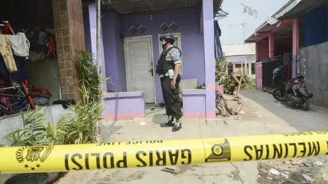 Densus 88 Tangkap 'tujuh Anggota JAD' Di Bekasi - BBC News Indonesia