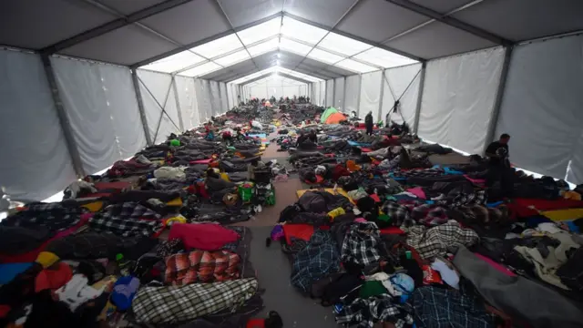 Migrante en el estadio de México.
